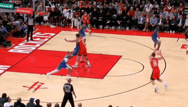 大空位来个三不沾！谢泼德打啥呢？
在今天NAB常规赛火箭对阵独行侠的第一节比赛中