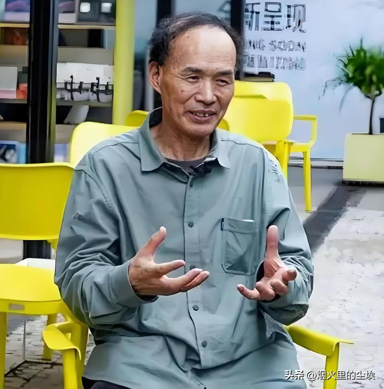 复旦大学的梁永安教授说：
“别谈什么清高，女人为了钱，能把衣服脱光；男人为了钱，