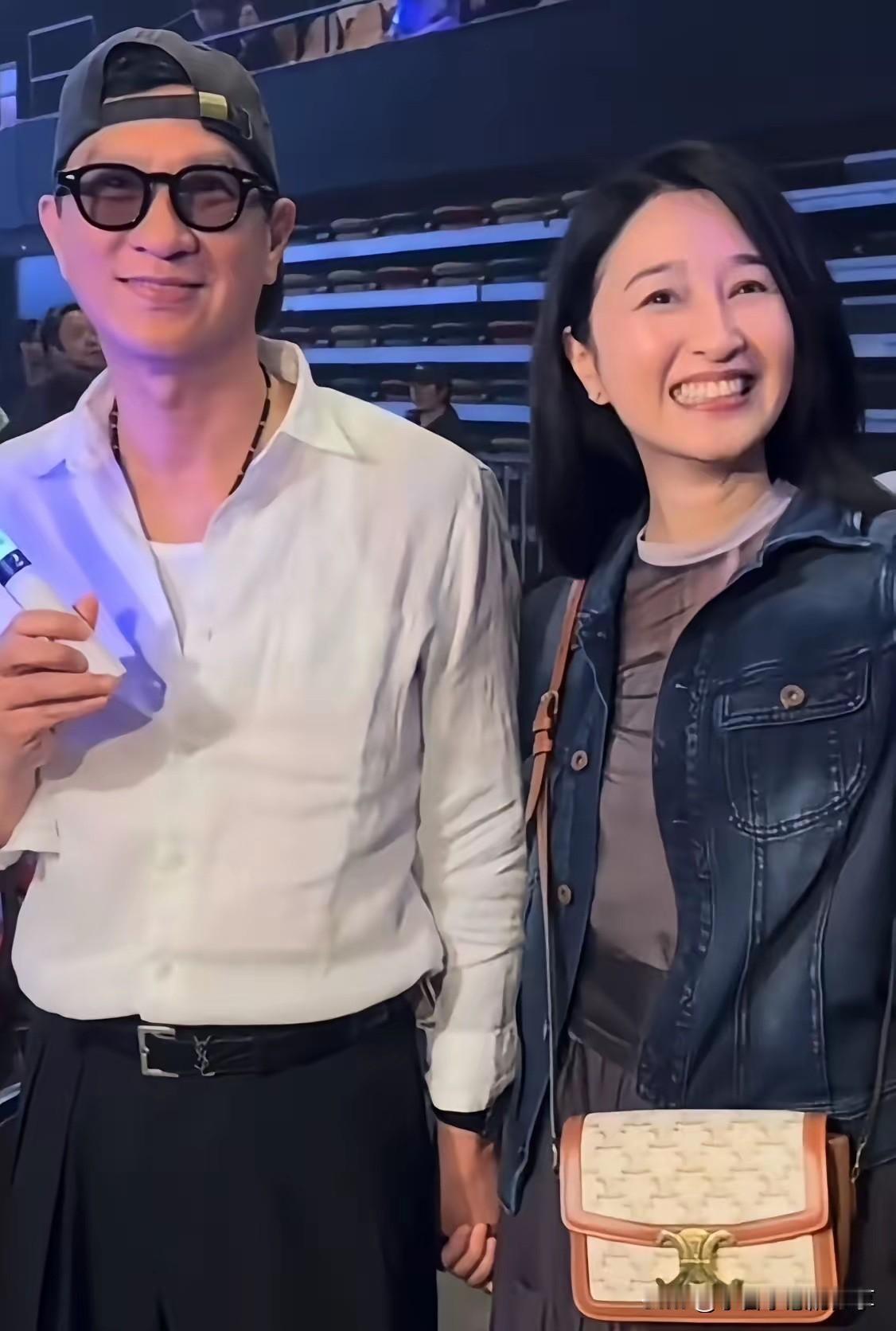 张家辉带着妻子关咏荷一起参加活动，被关咏荷的状态惊艳到了，一点也想象不到她已经有