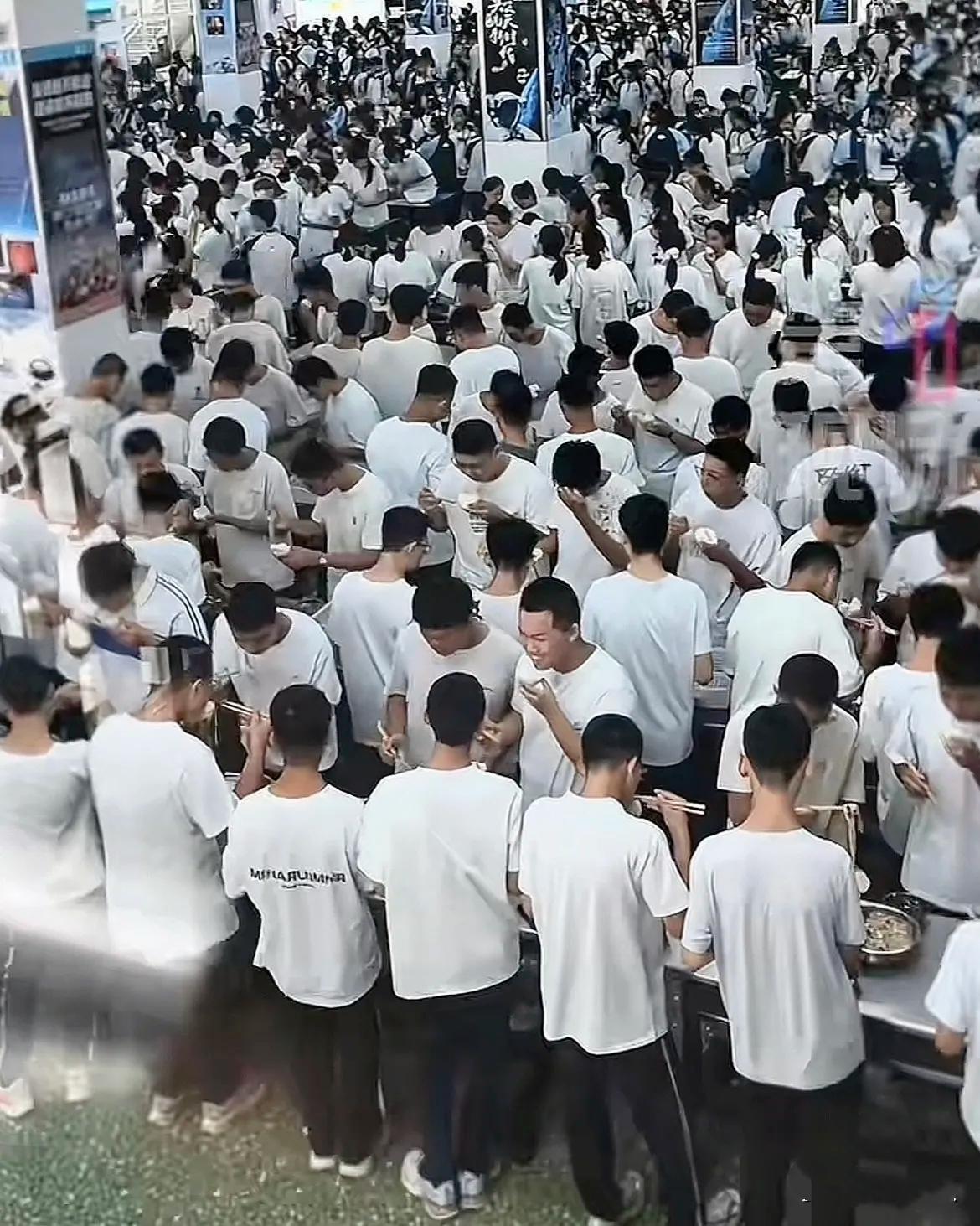 开眼界了！

最近山东聊城这所中学火出圈了！

食堂里不见一把椅子，可以看到学生