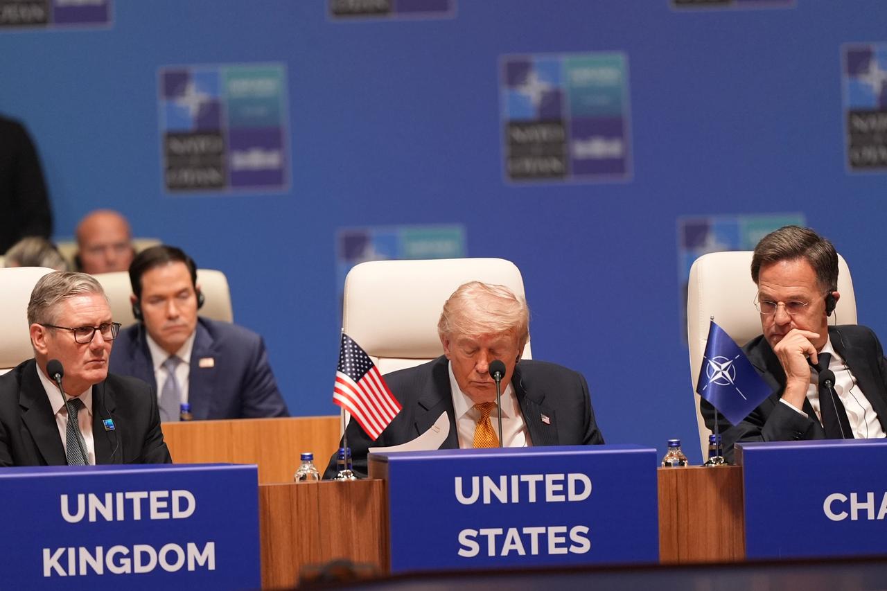 挨了美国的巴掌还要猛夸手劲大，吕特这北约秘书长真难当！
特朗普在安卡拉把盟友挨个