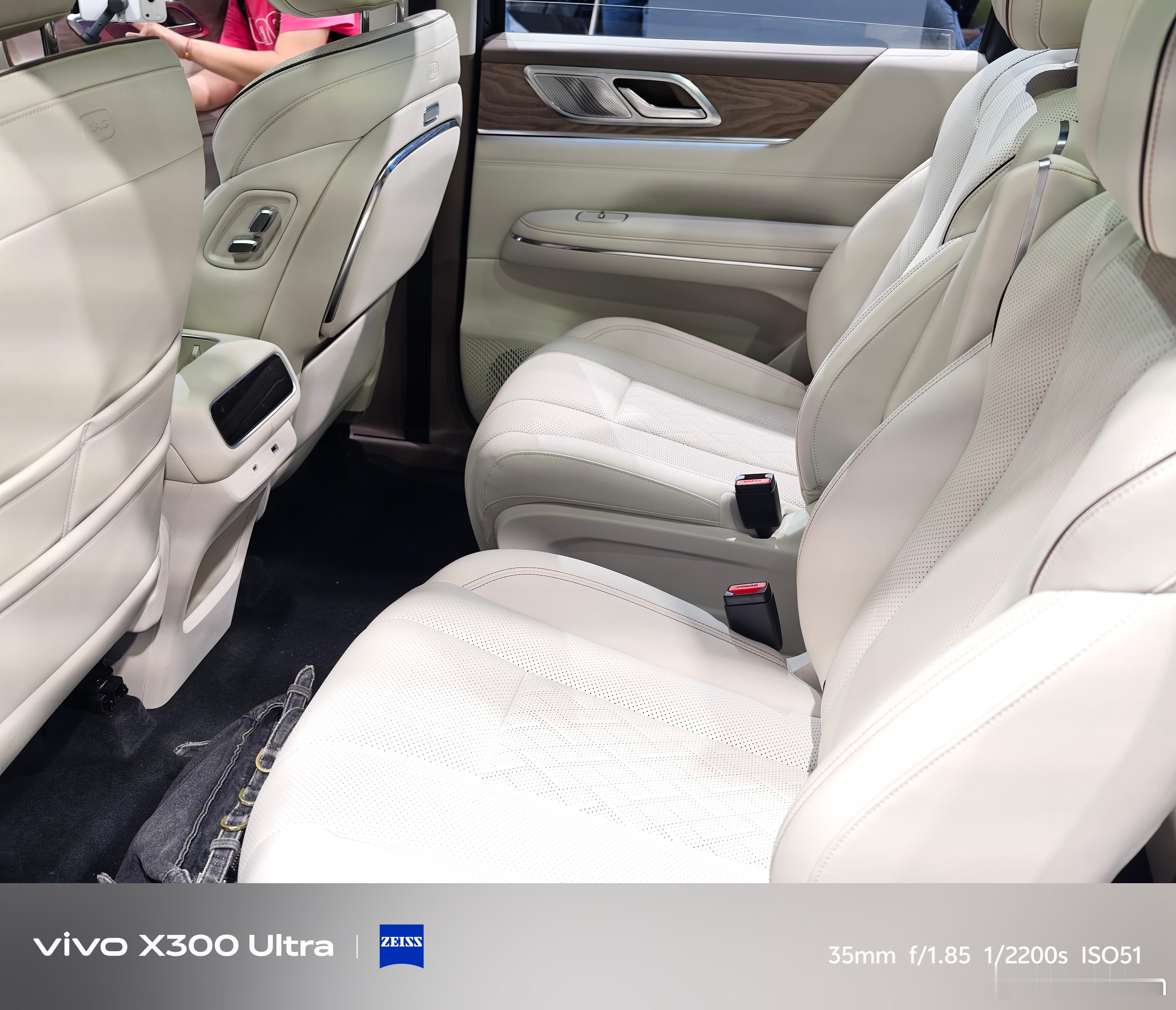 五菱展台最大的惊喜就是星光L4米98车长，做了一个大六座结果坐进去，这空间和5米