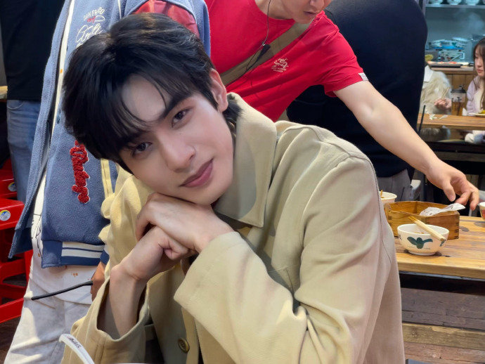 宋威龙hilive图宋威龙的人夫感 宋威龙hilive图，宋威龙的人夫感，谁懂这