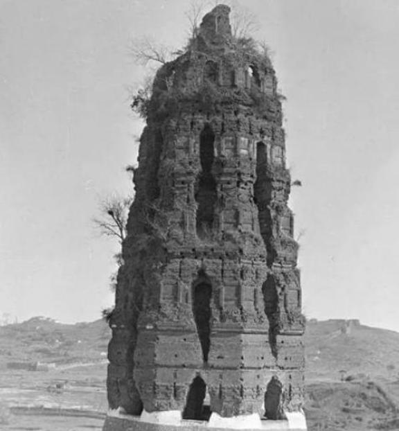 1924年，雷峰塔突然倒塌。人们害怕白蛇出塔，纷纷呼喊：“快跑啊，雷峰塔倒了，白