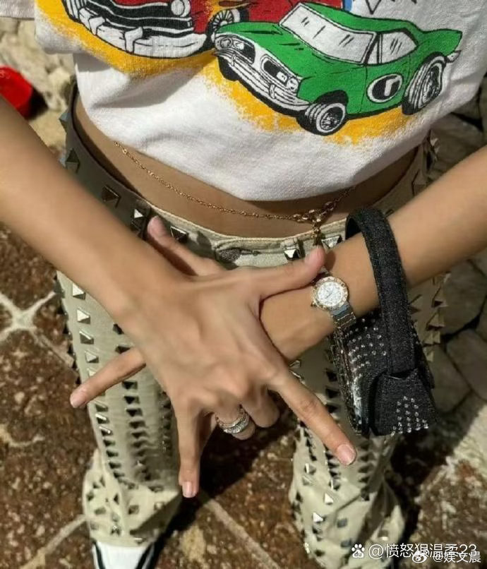 Lisa这条裤子看着就很有设计感，不过坐着真的不会不舒服吗，也太拼了！ 