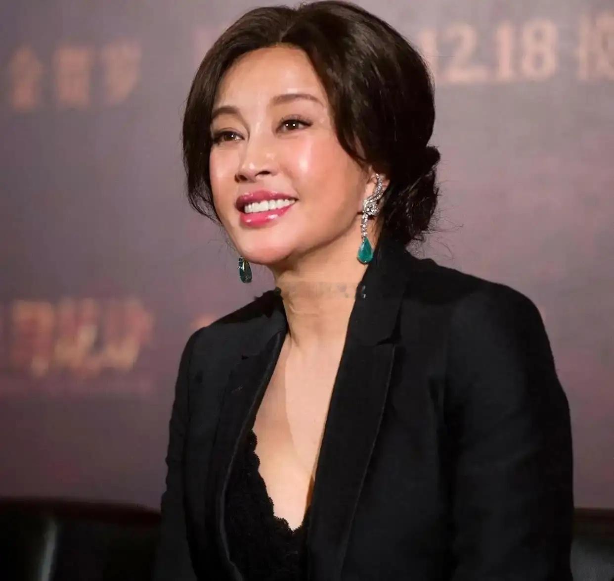 刘晓庆离婚了，记者问她：“您74岁了，为啥还折腾？”刘晓庆哈哈大笑：你说人们爱看