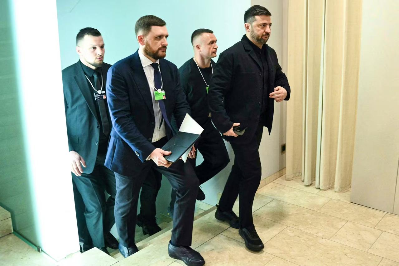 泽连斯基一身黑色装出现在瑞士达沃斯小镇，精神抖擞，赴约与川普举行会面、会谈，时间