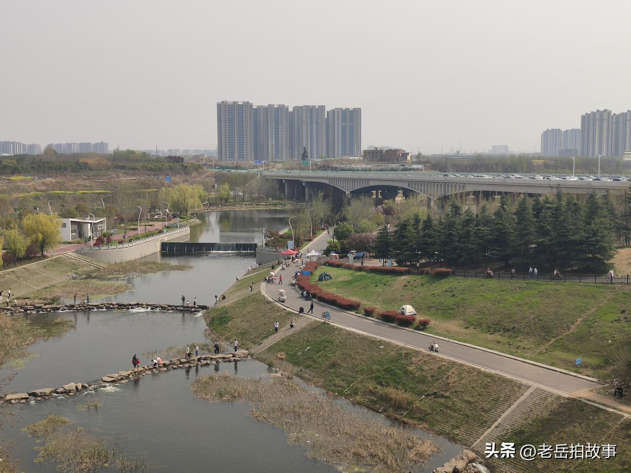 郑州市区内贾鲁河段进行亮化工程改造后，确实变得不敢相信了！水清河美带来的是附近生