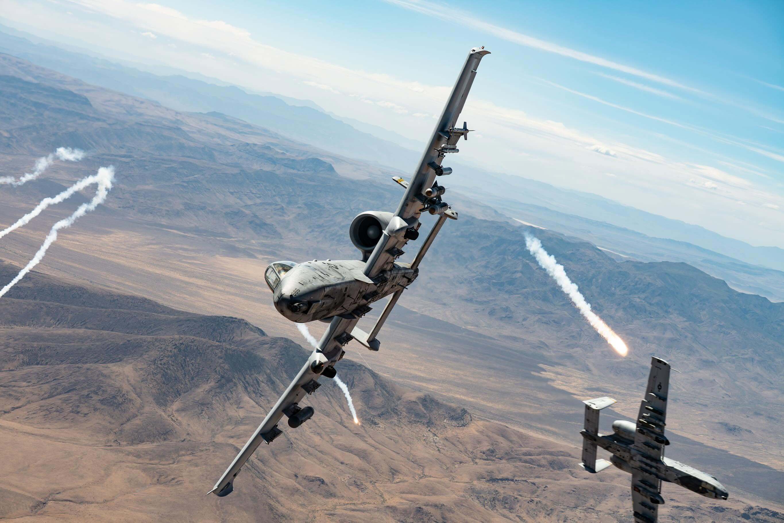 MD二等人A-10C、C-17A和C-130在内华达州德拉马尔干湖简陋的土质跑道