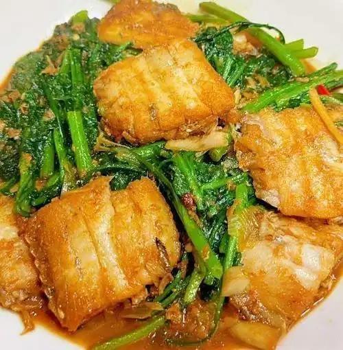 带鱼熬茼蒿，鲜香营养双重享受！🍲🔥

今天，我要为大家介绍一道既简单又营养丰