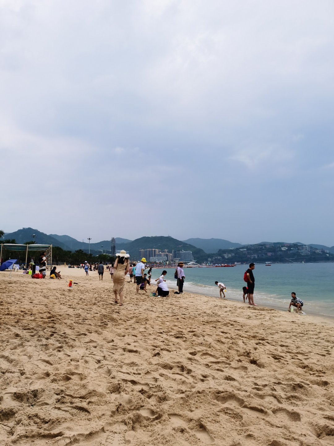 五一出行天气提醒 今天天气不错，适合来海边玩浪踏沙。 ​​​