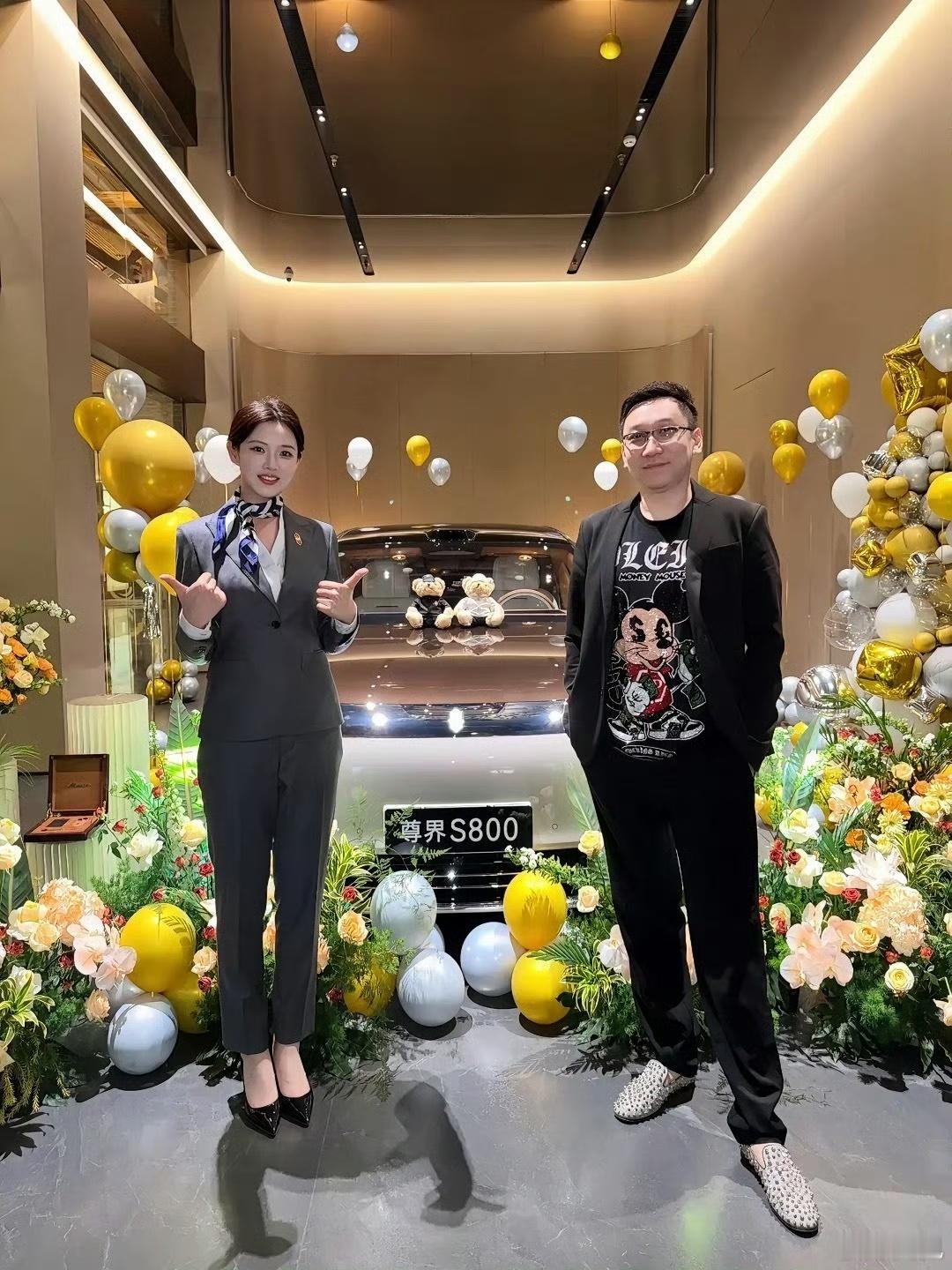 Mike大佬坐着奔驰，去看尊界S800，杀人诛心啊……如果用四个字评价一下，你会