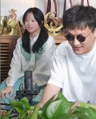二饼和力哥扒谱能力极为出色，而且吹拉弹唱无一不精。力哥古灵精怪，二饼则一本正经地