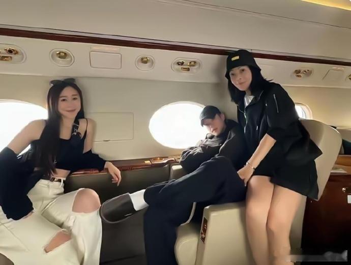 邓紫棋男友包机看演唱会，坐个私人飞机疯狂拍照，一辈子就这一次吗[允悲] ​​​