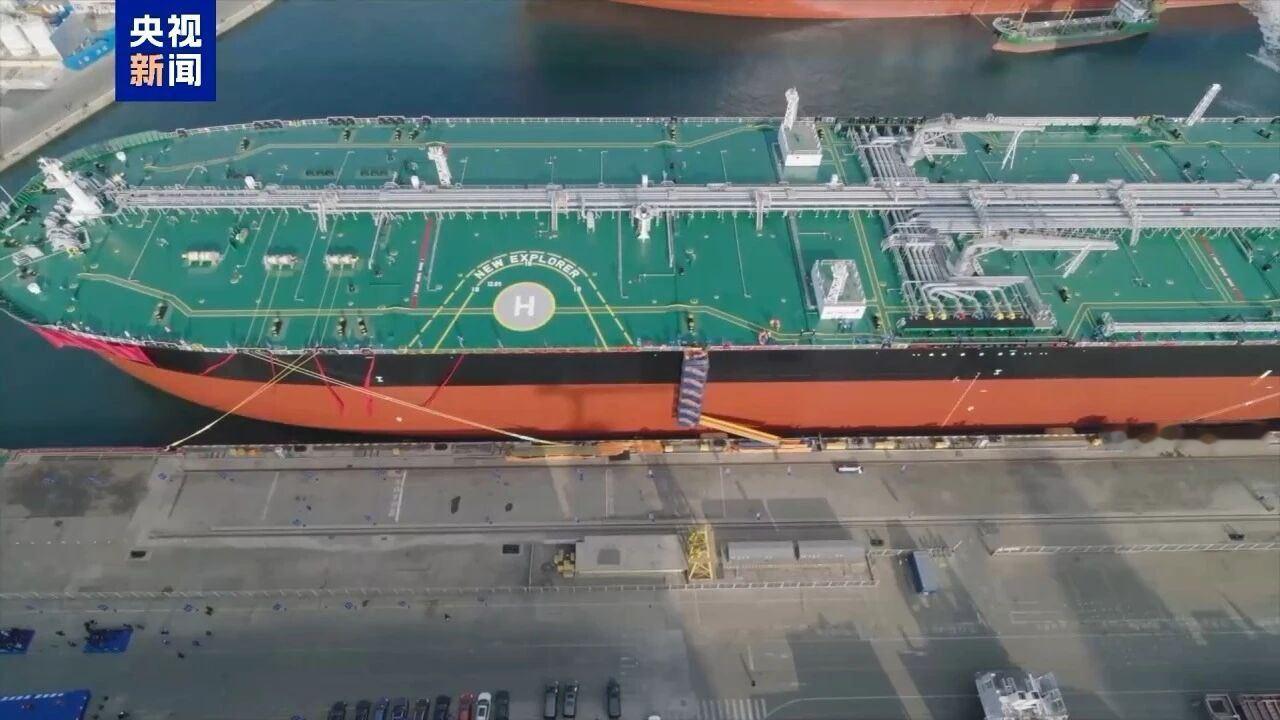 2025年12月22日，由中国船舶集团旗下大连造船为招商轮船建造的全球首艘甲醇双