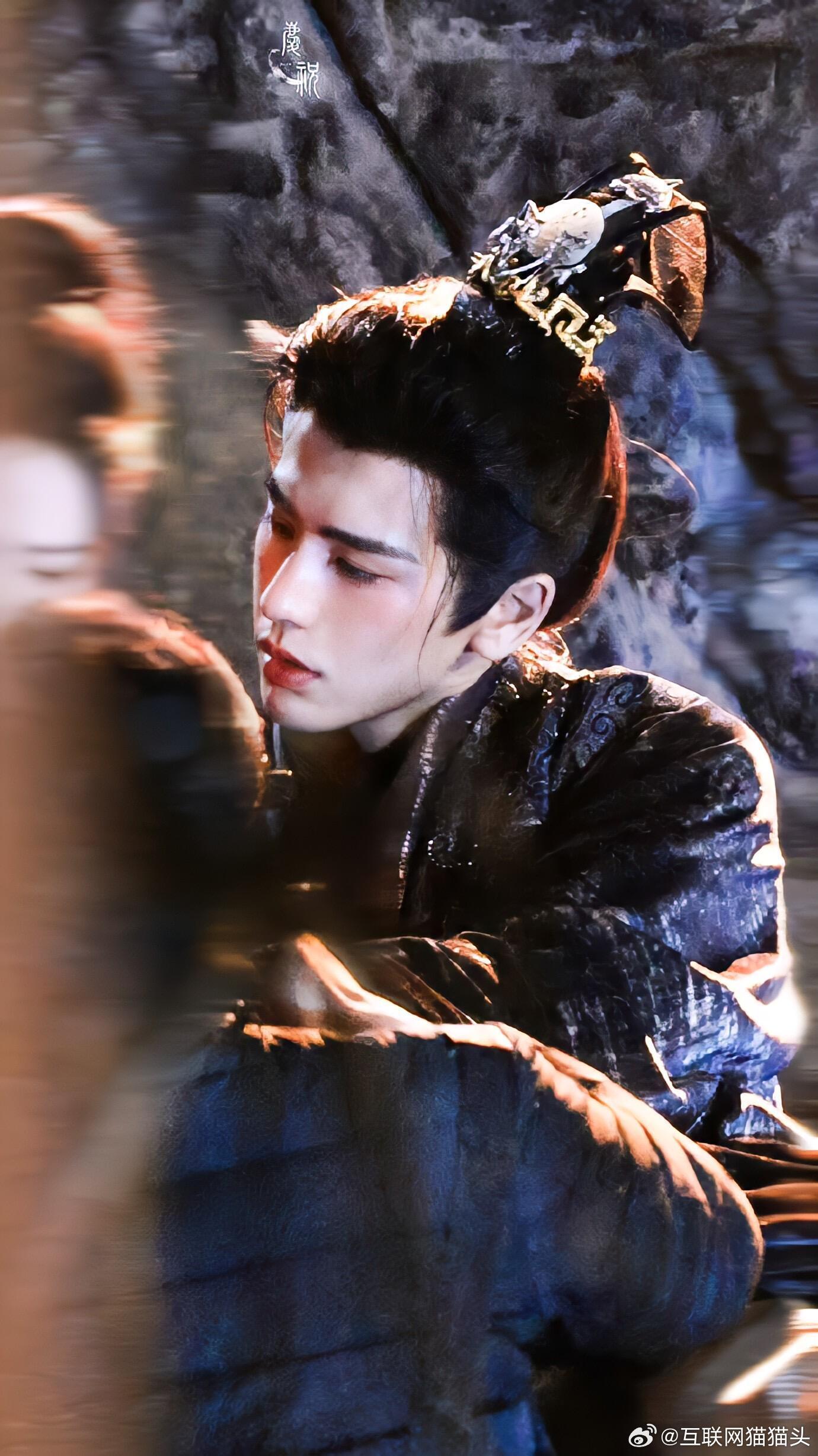 张凌赫古偶男妲己一抬眼就是风情，一垂眸全是故事。张凌赫这股又纯又欲的破碎感，真的