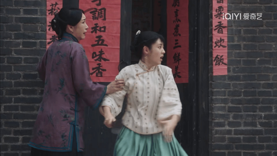 生万物扛得起锄头拿得起刀枪 天牛庙村的汉子娘们全是硬骨头！大脚扛锄头能种地，拿刀