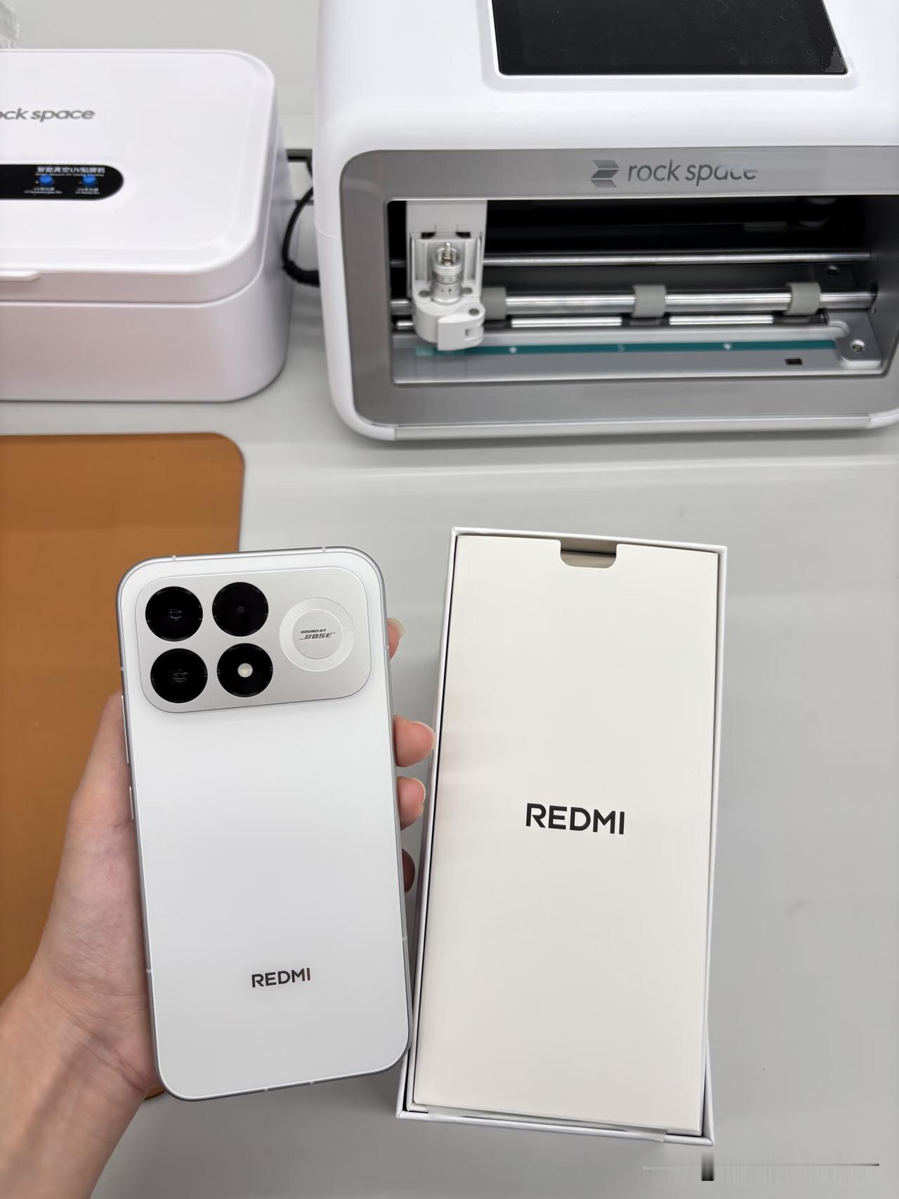 红米K100 Pro Max酒红色和白色对比
大家觉得哪个好看？ ​​​