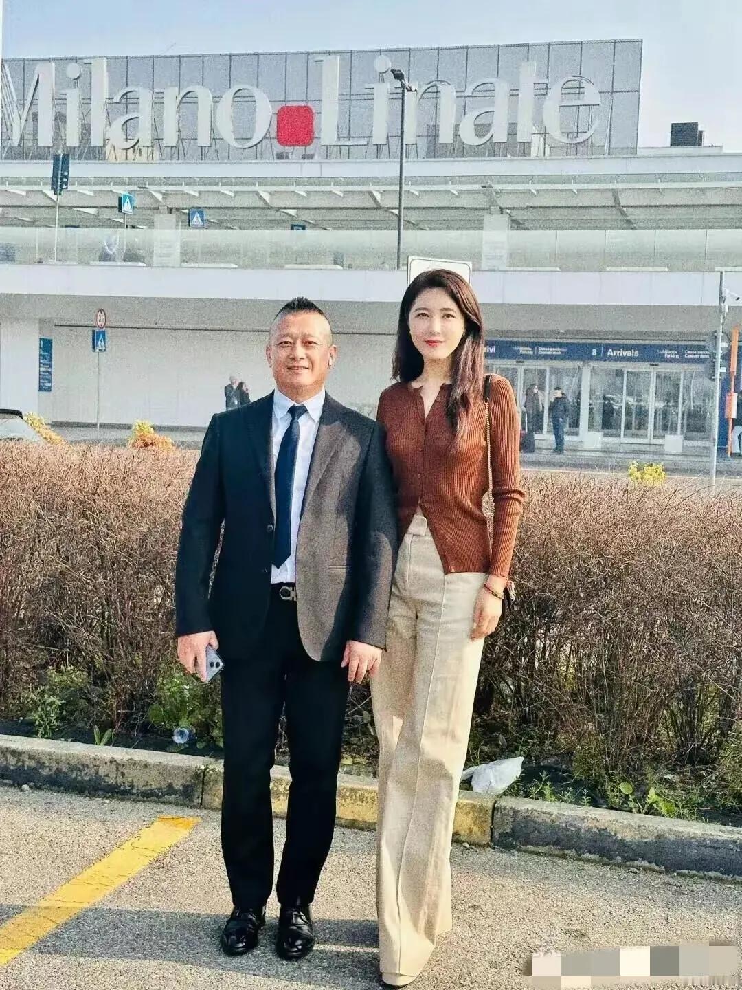 曾黎旁边这位帅哥是谁？与肤白貌美大长腿的曾黎合影，虽然显得气质不凡，但是个子还是