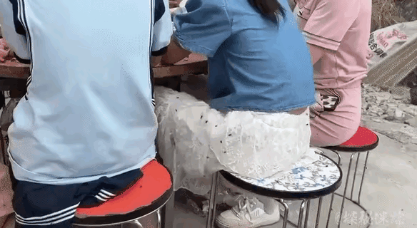 吃酒席的时候碰到一件怪事，

全场就一位穿白色蕾丝长裙的女生

一直被苍蝇围着打