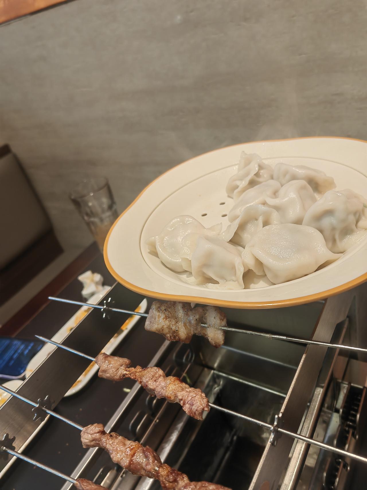 入伏——《生活浅吟》之九十九
头伏到了，来一小馆吹吹空调，吃几串烤肉，来一盘三鲜