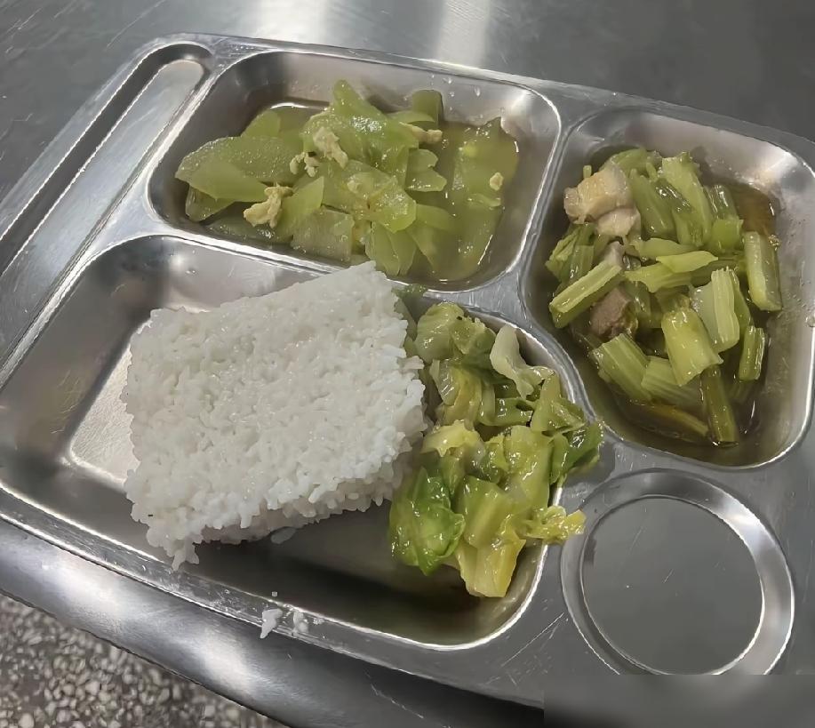 今天去面试仓库管理，面试完了，正好到饭点，人事部非常的热情，邀请我去食堂里吃顿饭
