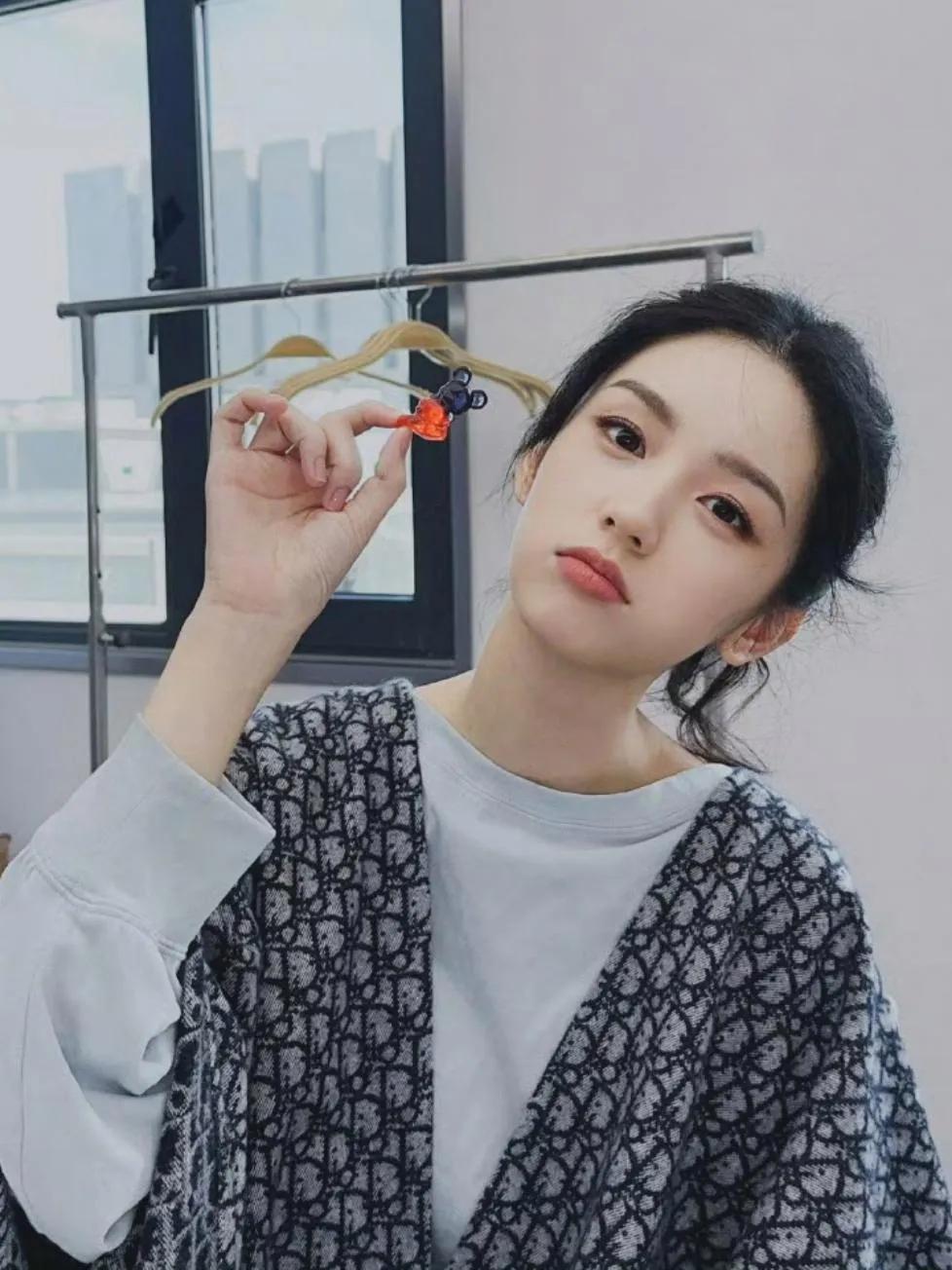 周也姐姐独自美丽，仙女一样的女神。