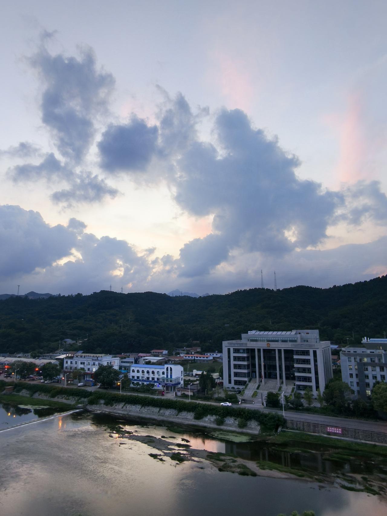 晒图笔记大赛 傍晚时分，我抬头望向天空，被眼前的景象深深吸引。
乌云像是一群舞者
