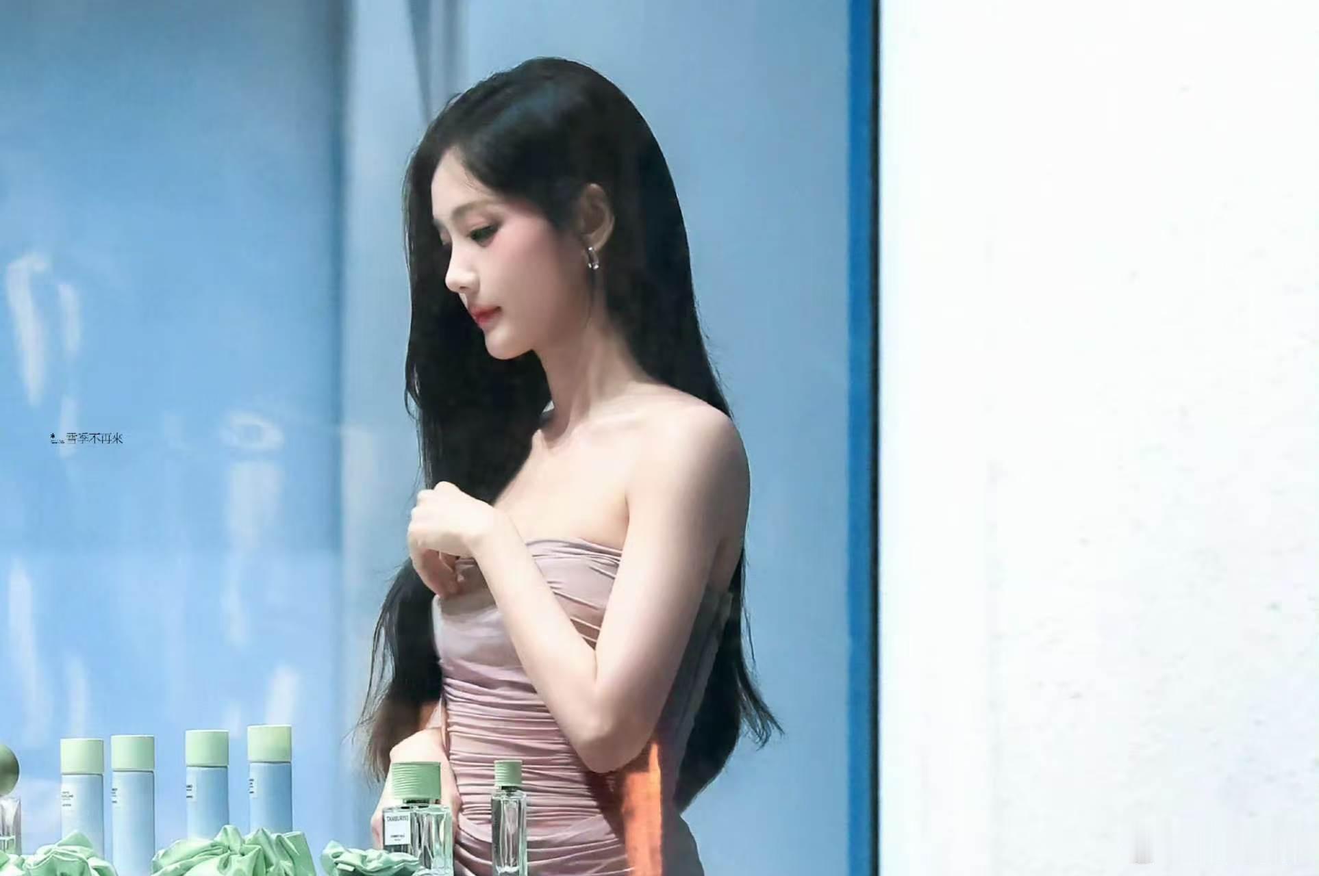 李一桐铁了心要养梦女李一桐紫色抹胸裙好有韵味  把优雅的韵味展现的淋漓尽致，李一