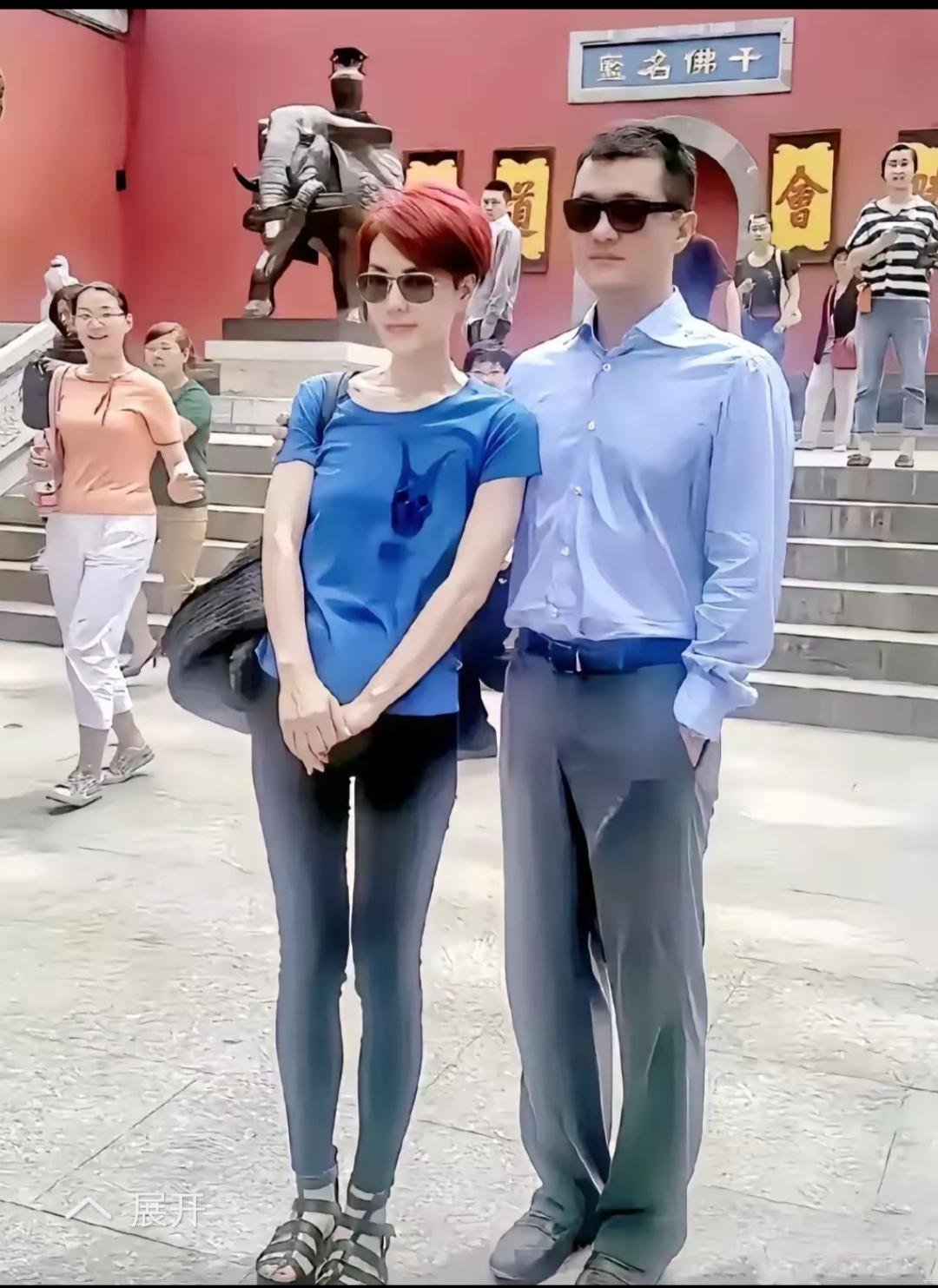 王菲一辈子信佛，经常去佛门圣地印度西藏礼佛，这是王菲和前夫李亚鹏在某寺庙前的合影