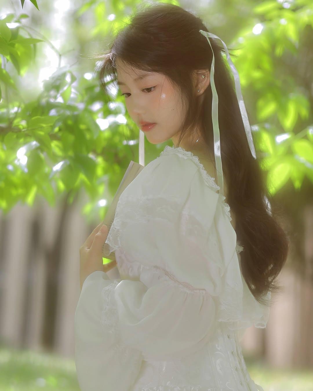 梦幻森林中的白衣少女，静谧阅读的美好时光。