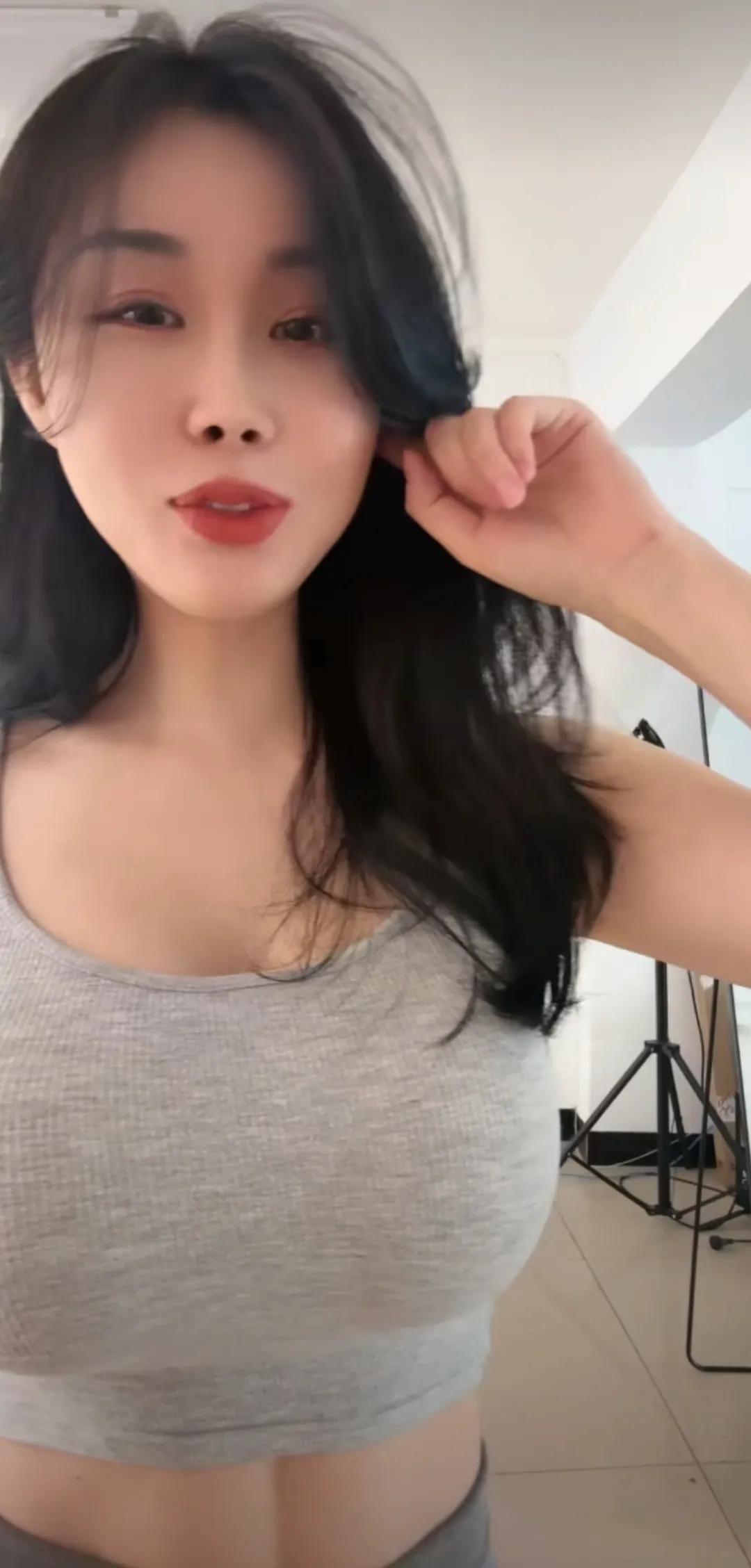 元气满满的一天，从自信微笑开始！😊✨