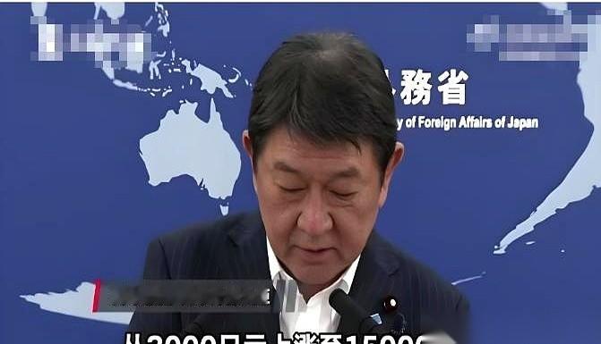 7月1号的日历刚翻过去，两份截然不同的通知，在隔海相望的两个地方同时落了地。
日