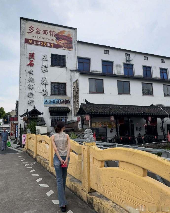 申有娜 出片的核心出装是脸 ITZY申有娜晒近照，置身绿豆饼摊、水果摊前随手一拍