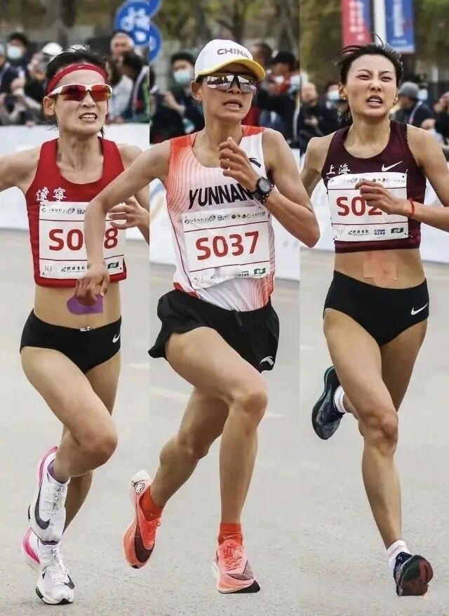 常有人问我：“跑马拉松不累吗？你图啥？”
 
前30公里，靠训练和意志还能硬撑。