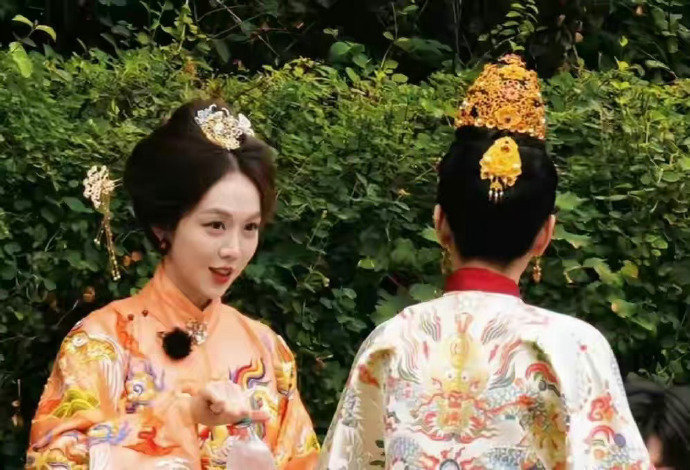 节目组这是在让姜妍给虞书欣让妆吗？这差距也太大了 ​​​