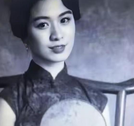 1912年，50岁的曹锟迎娶20岁的富家千金陈寒蕊。陈寒蕊看着这个年过半百，已经