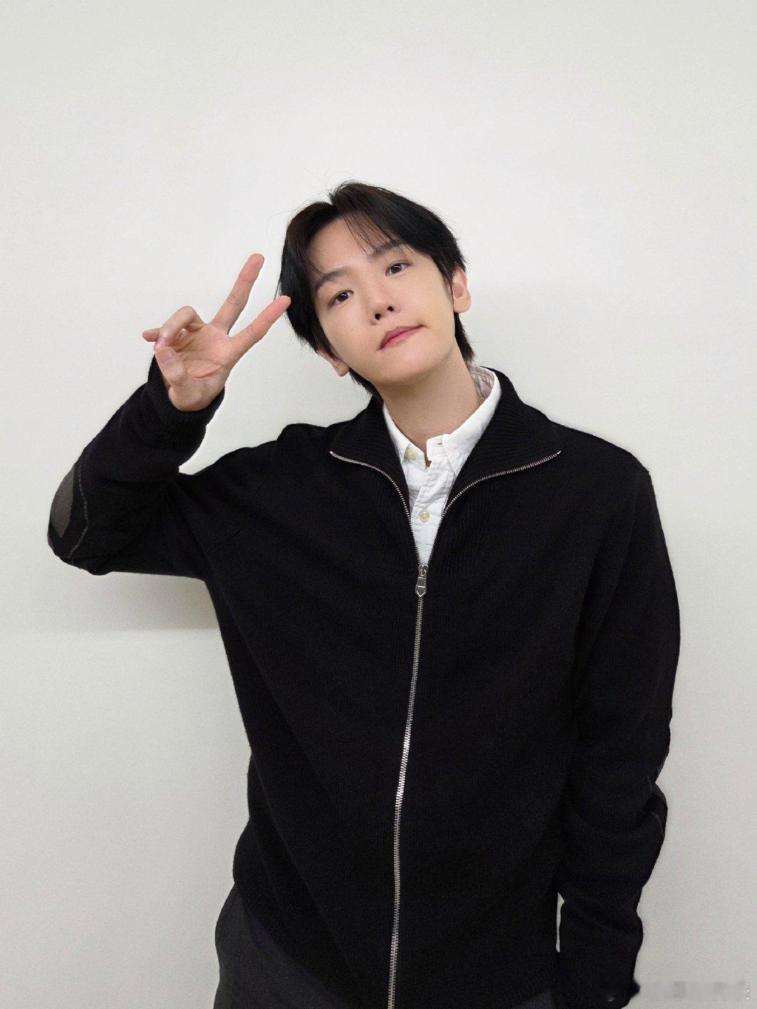 边伯贤进错拍后假装无事发生 小插曲而已，丝毫不影响之后表演，就这个反差萌！ 