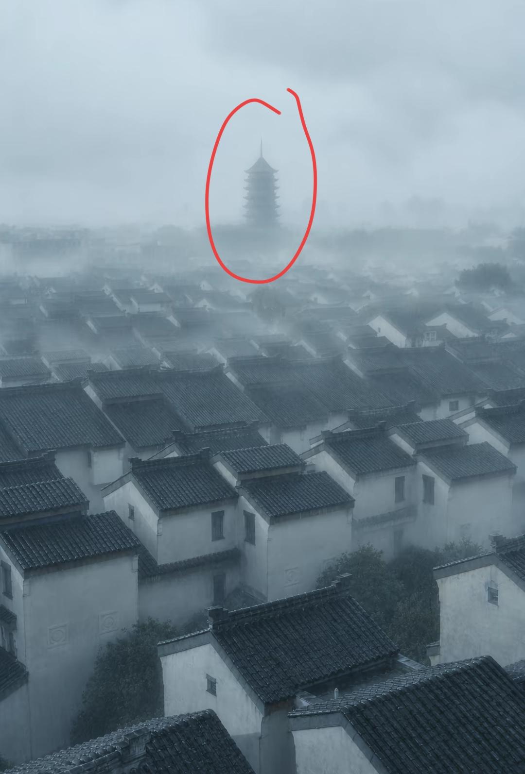 苏州雾蒙蒙的古镇，隐约可见塔楼。问一下当地人这是什么塔？不愧是江南烟雨青砖灰瓦，