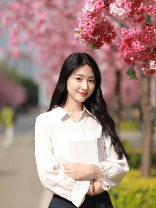 樱花树下站谁都美