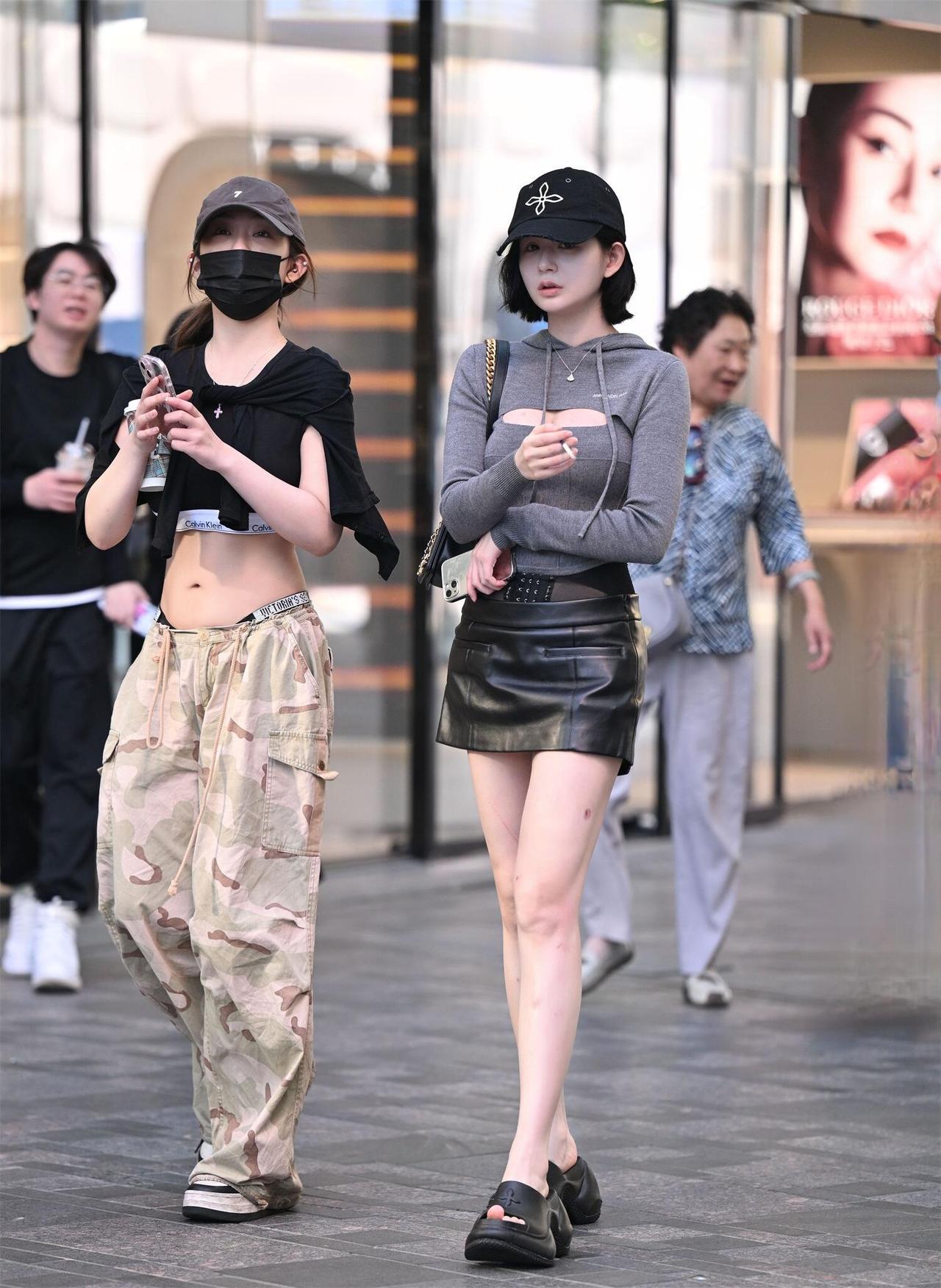 和闺蜜出门的双人街拍穿搭合集来啦！各种风格都有，清爽甜妹、酷辣工装、温柔知性、休
