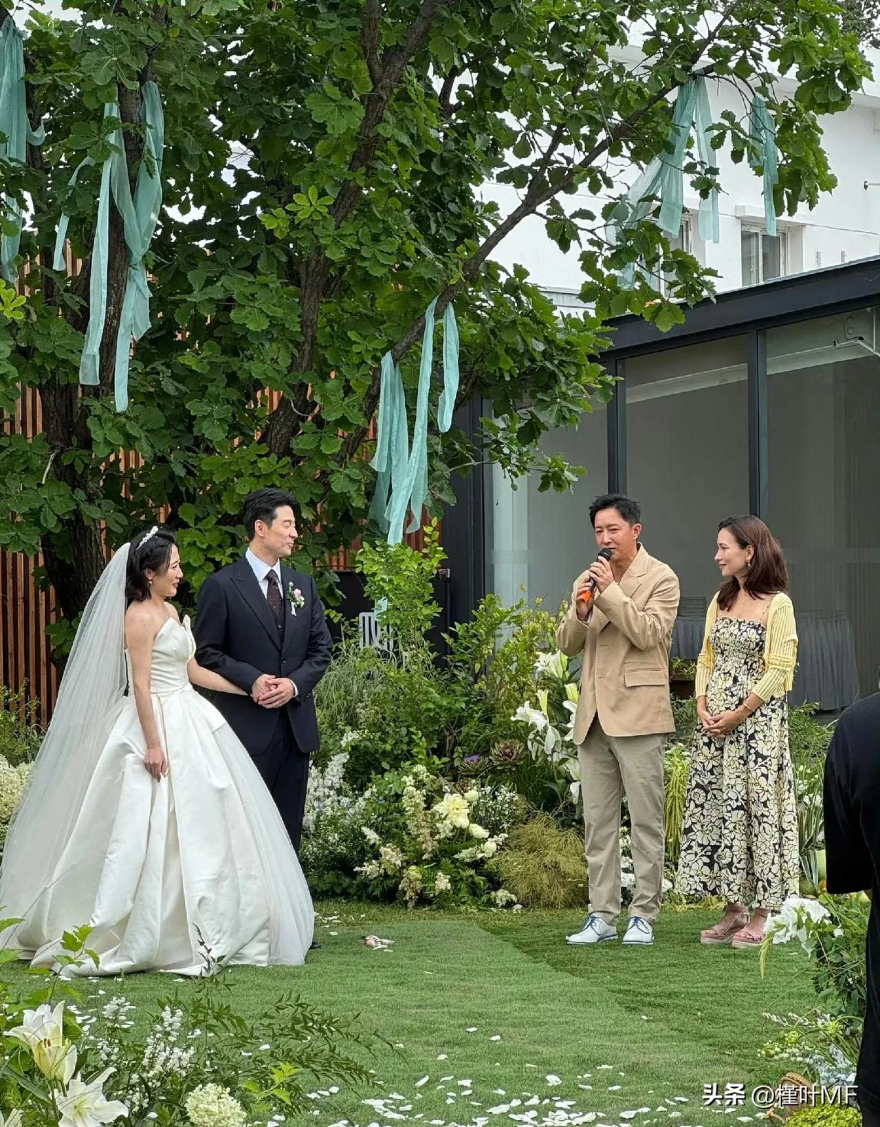 韩庚携卢靖姗一起参加好友婚礼，卢靖姗孕味十足。但是韩庚似乎有点不体贴了不应该让卢
