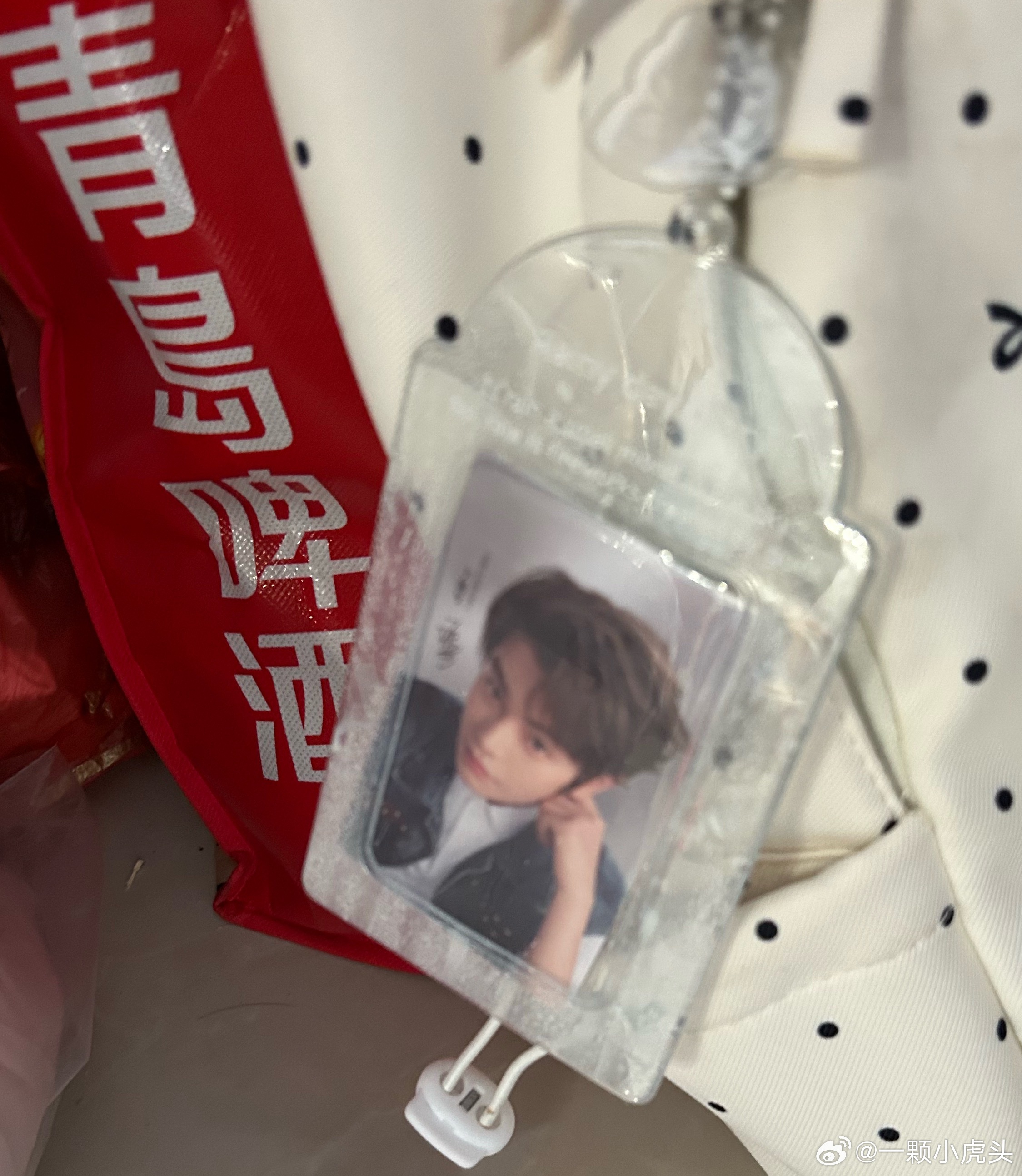 之前怎么没发现家族里这么多追星的 一个亲戚家，妈妈追肖战，女儿追丁禹兮。 