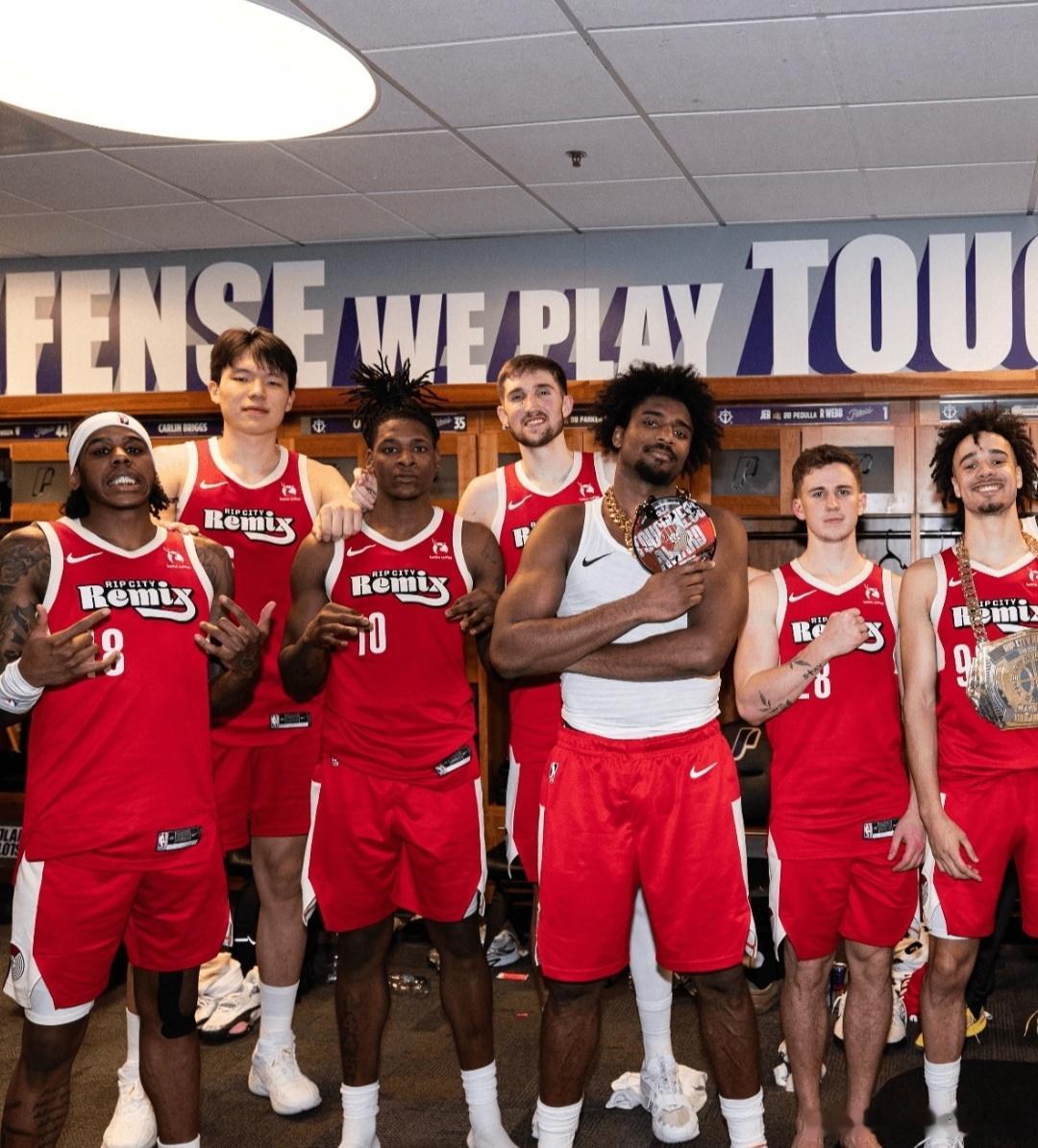 小杨虽然今天拿到了19分，但出现了8次失误加4次犯规，难怪混音队的赛后大合影，小