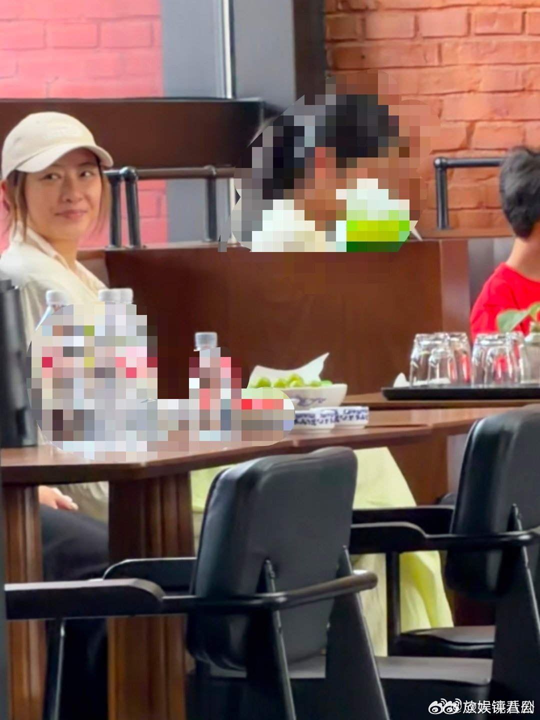 偶遇应采儿带小儿子吃饭偶遇应采儿带hoho吃饭 偶遇应采儿带hoho吃饭，素颜状