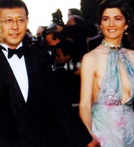 2006年，姜文和妻子周韵去法国探望女儿，女儿一脸怨气，冷冷地说：“爸爸，我讨厌