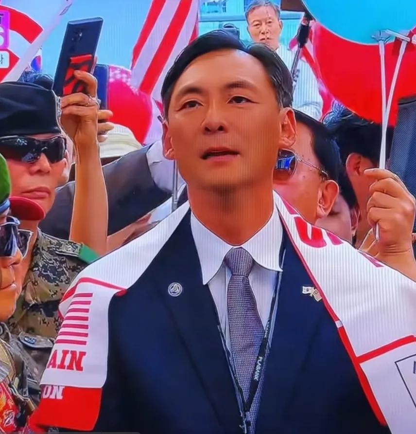 尹锡悦不死心，花重金从美国请来了一个前大官为他站台，这人之前在美国做过官，但是现