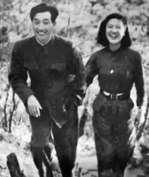 志愿军师长汪洋与周湘玟游玩的照片，郎才女貌，情深意切，真是一对令人羡艳的战地鸳鸯