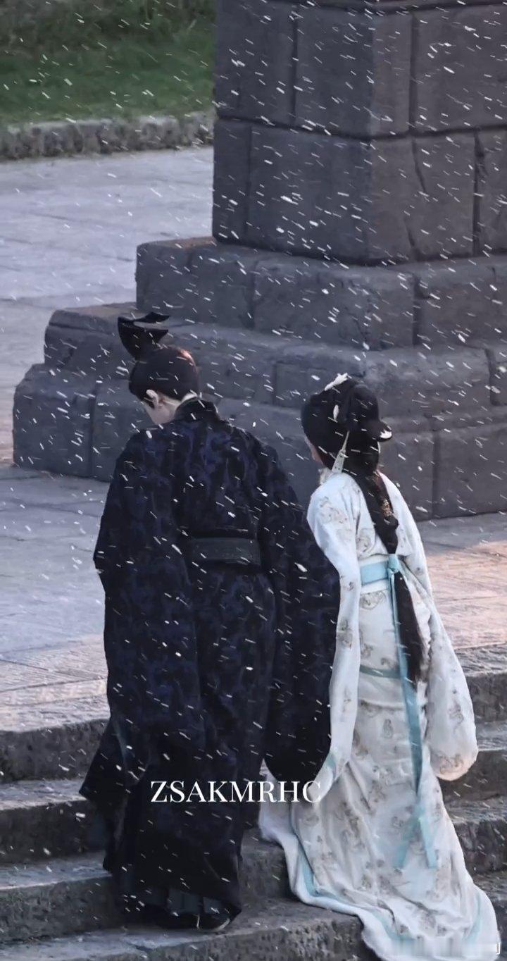 张凌赫卢昱晓中秋同框张凌赫卢昱晓中秋拍下雪戏 张凌赫卢昱晓“他朝若是同淋雪此生也