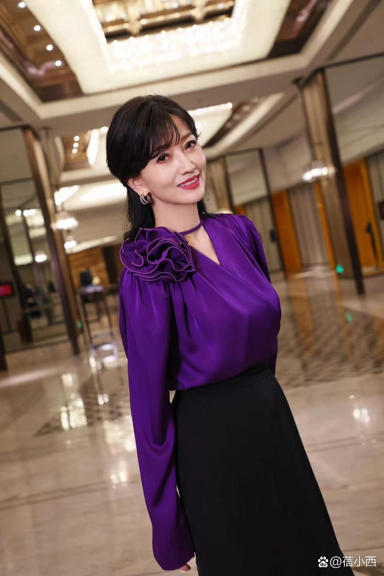 赵雅芝的老年穿搭真高级！紫色上衣+黑色鱼尾裙，优雅又大气！ 